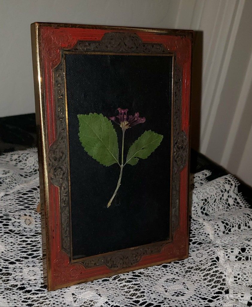 VINTAGE ORNATE BURGUNDY RED GOLD BRONZE FILIGREE DAMASK BRASS METAL FRAME REAL DRIED FLOWER PICTURE ART TABLE DECOR