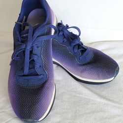 Women/youth/kids. Skechers Sneakers/tennis Size 5