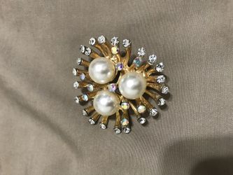 Beautiful brooch $30 great Christmas gift