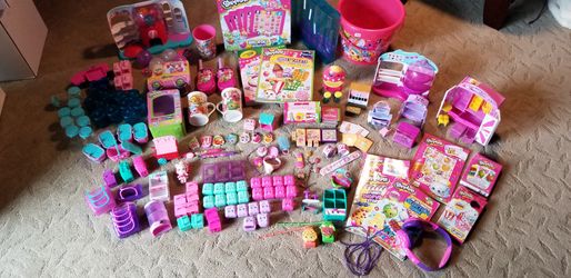 Lot of shopkin accessories: