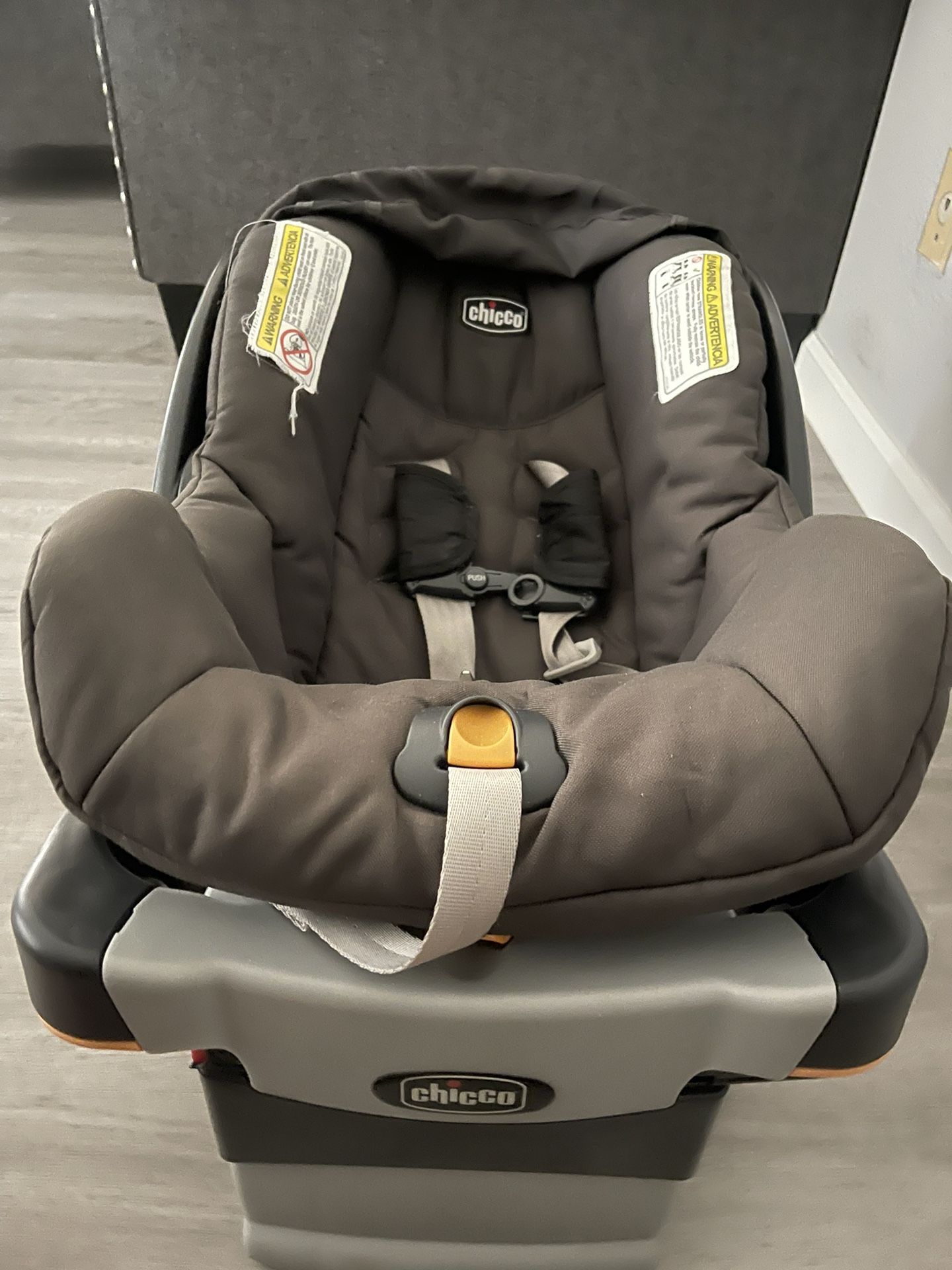 Chicco Car seat With Base 