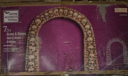 BRAND NEW 7.5ft Skull & Bone Archway