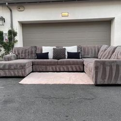 Stunning Gray Sectional Couch In Perfect Condition With Pull Out Bed - Free Delivery 🚚 
