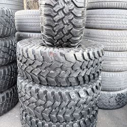 Set De Llantas Usadas En Muy Buenas Condiciones 3 Del Mismo Rodado Y Una Diferente 33x12.50 R15 LT instalación Y Balanceo Por El Mismo Precio 