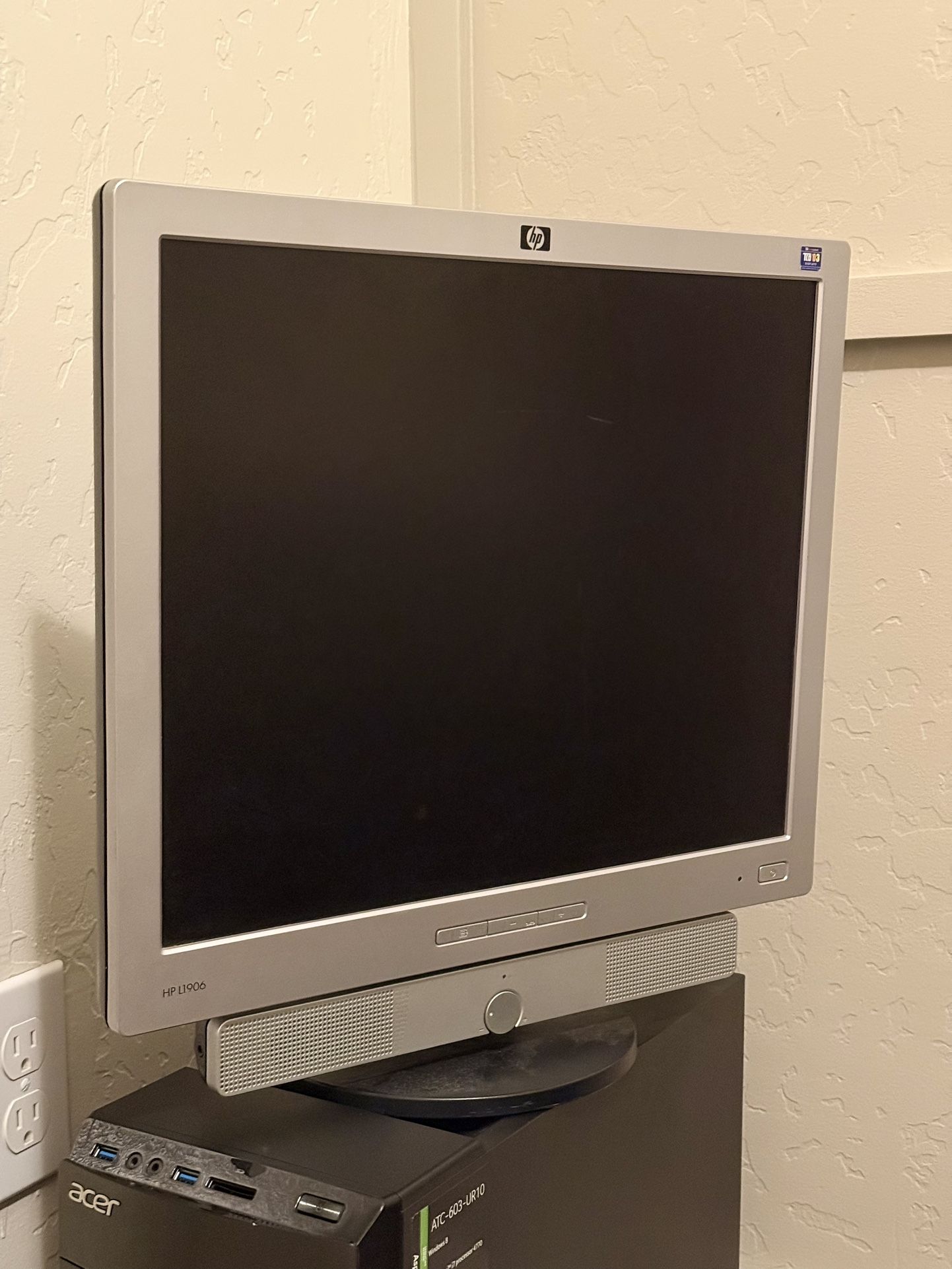 HP L1906 Monitor with Built-In Speaker Bar