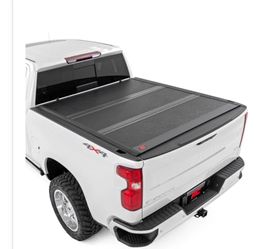 Rough Country Hard Low Profile Tri-Fold Tonneau Cover for Chevy Silverado & GMC Sierra 1500 (2019–2026) – Flush Mount Aluminum Bed Cover, Fits 6'7" St
