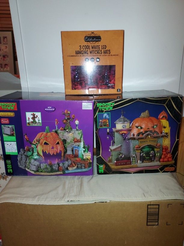 SPOOKY TOWN LEMAX BUILDINGS IN BOX BRAND NEW PLUS