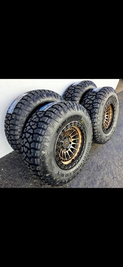 17" LOCK Mojave rims w- 33" MT tires