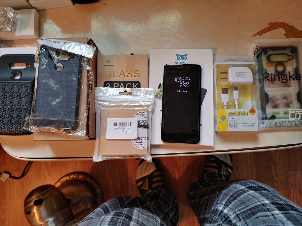 $300 OR BEST OFFER! Unlocked LG V40 & accsessories