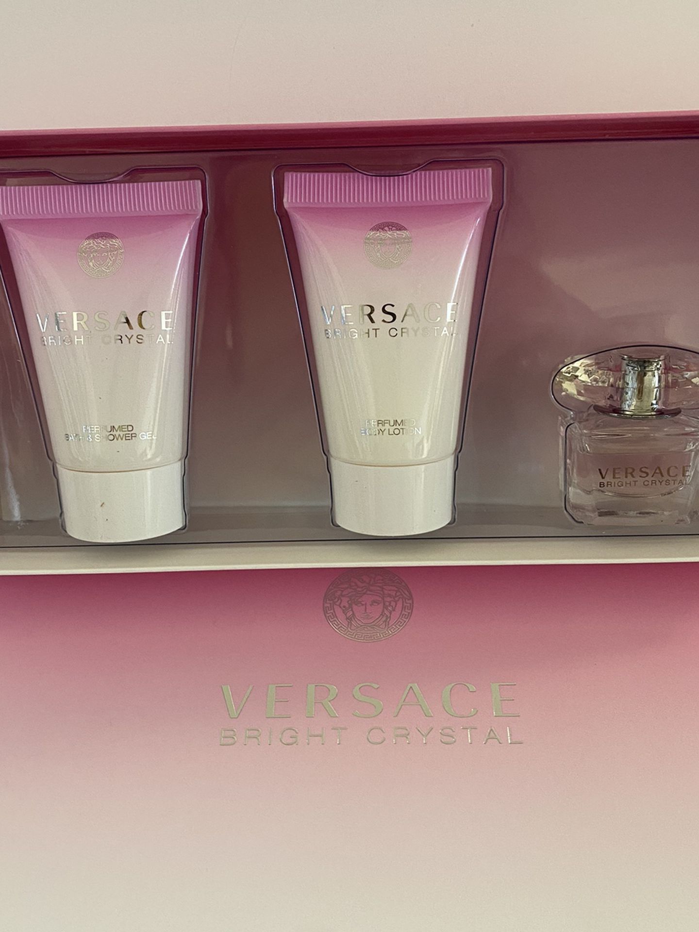 Versace Bright Crystal gift set includes: Versace Bright Crystal Eau de toilette 5ml Versace Bright Crystal bath & shower gel 25ml/0.8oz Versace Brig