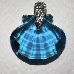 Swarovski shelll pendent