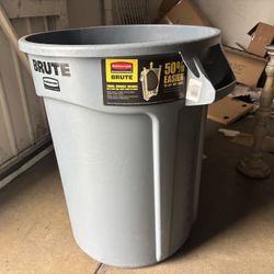 Rubbermaid Brute 32 Gallon Trash Can