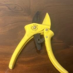 Florian Tools Ratchet Cut Pruner Yellow ORIGINAL Lawn Garden Shrub Trimmer RARE. Used in good condition with some cosmetic blemishes. These blemishes 