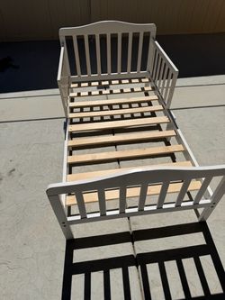 Kids bed frame free