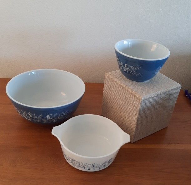 Vintage Pyrex Mixing Bowls Plus Petite Casserole