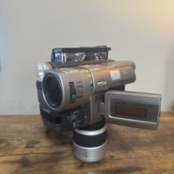 Sony HandyCam CDD-TR67 Hi-8 camcorder *as is*