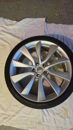 Tesla model 3 performance tire and wheel