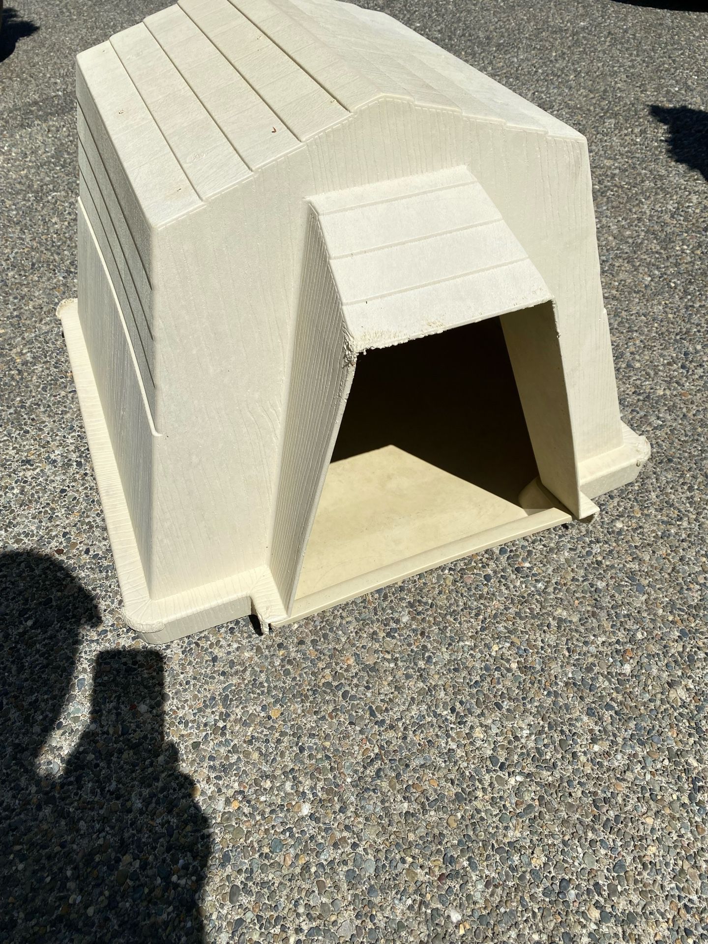 Plastic 1 Piece Dog House