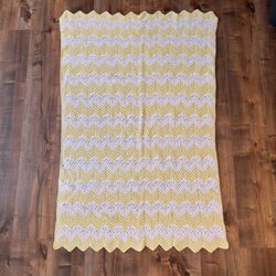 Vintage Handmade Crochet Afghan Baby Blanket 45”x32” Zigzag Yellow White Unisex