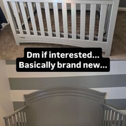 Gray Baby Crib/Toddler Bed...