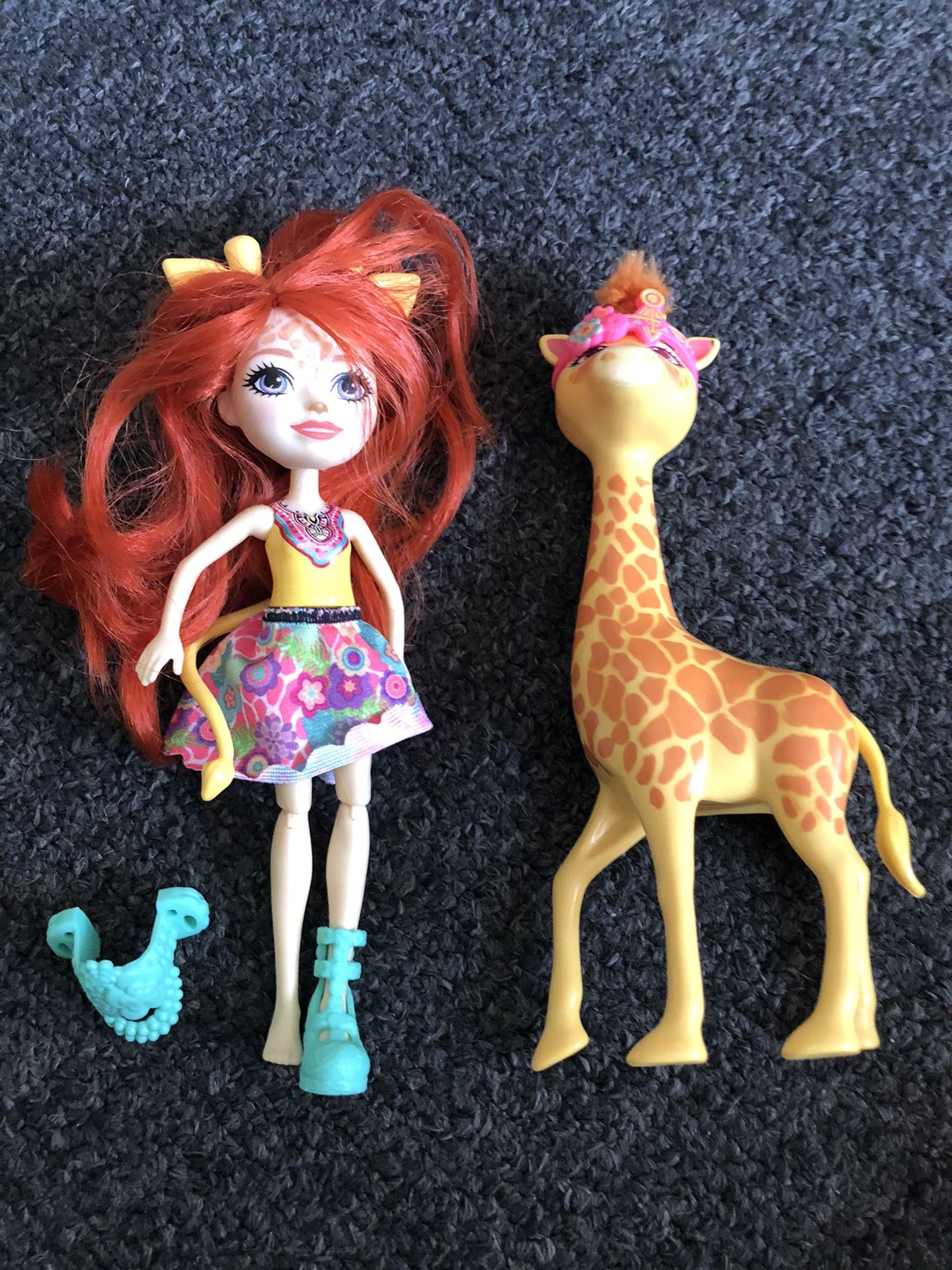 Enchantimals Gillian giraffe doll with giraffe