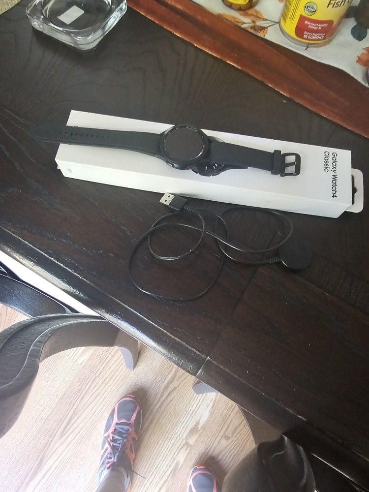 Samsung Smart Watch Great Condition In Box Wirh Charger