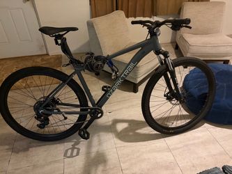 Almost brand new 29’’ tire adult Ozark Mountain Bike