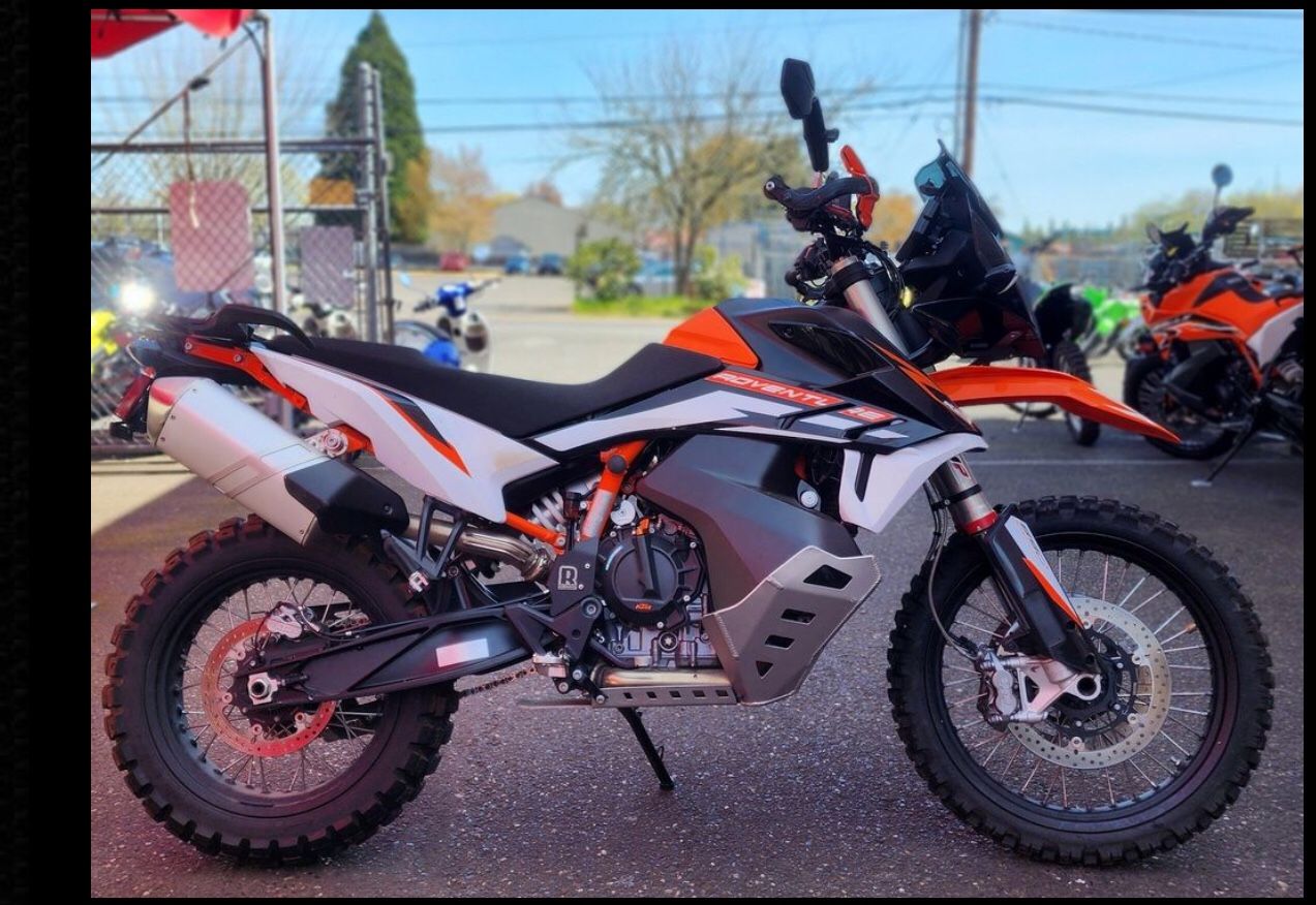 2022 Ktm 890 Adventure……… 1700 Miles