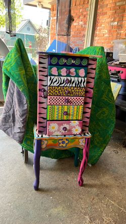 Jewelry-chic- cabinet