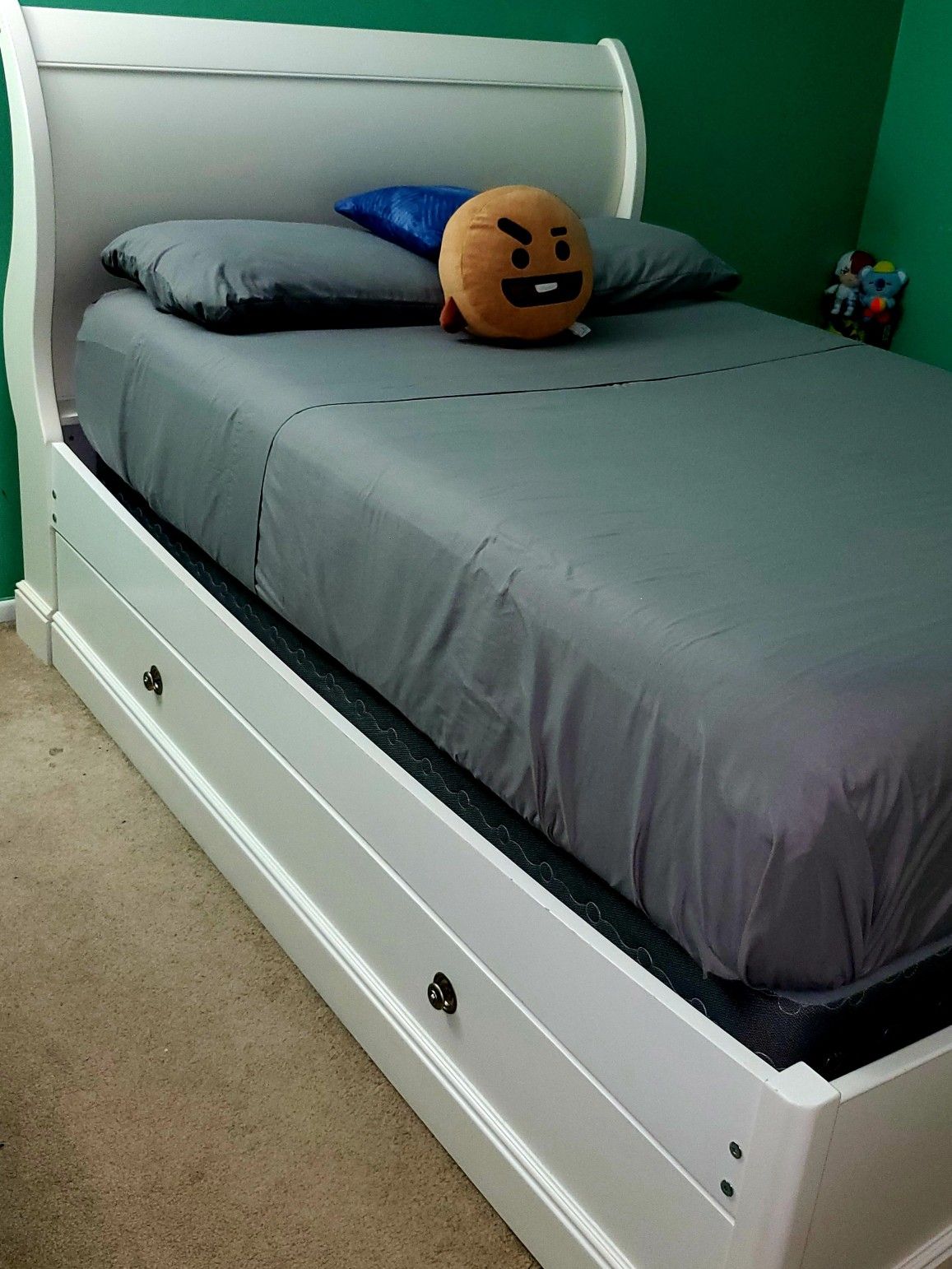 •Headboard, Footboard, Frame and Twin Size Trundle•