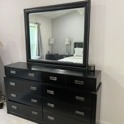 Modern Black 9-Drawer Dresser with Mirror – Excellent Condition