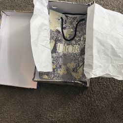 1 empty dior shoe boxe