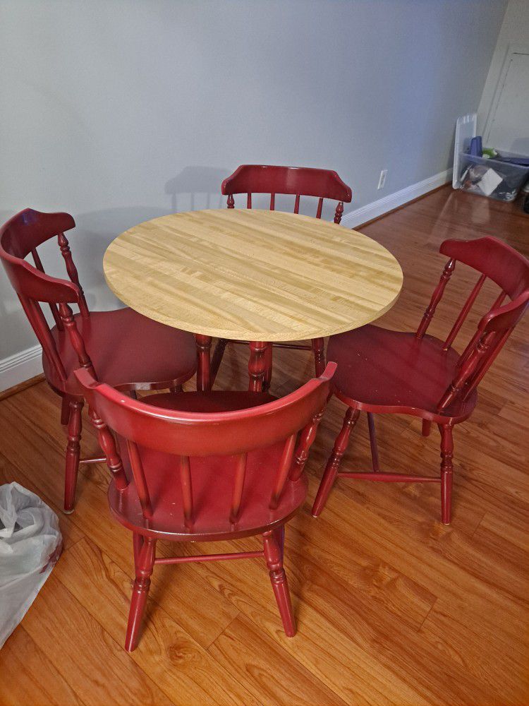 Kitchen Table, 4 Wood Chairs 30" Diameter