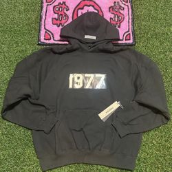 1977 Essentials Hoodie in Black (M)