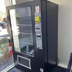 AMS  Combo Vending Machine With A Nayax Credit Card Reader Installed 