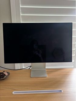 Apple Studio Display 27” 5K Retina Monitor – Excellent Condition