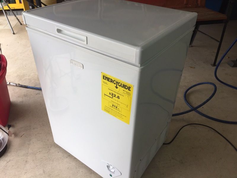 Emerson CF450 3.5cu ft Chest Freezer with Adjustable Thermostat, White