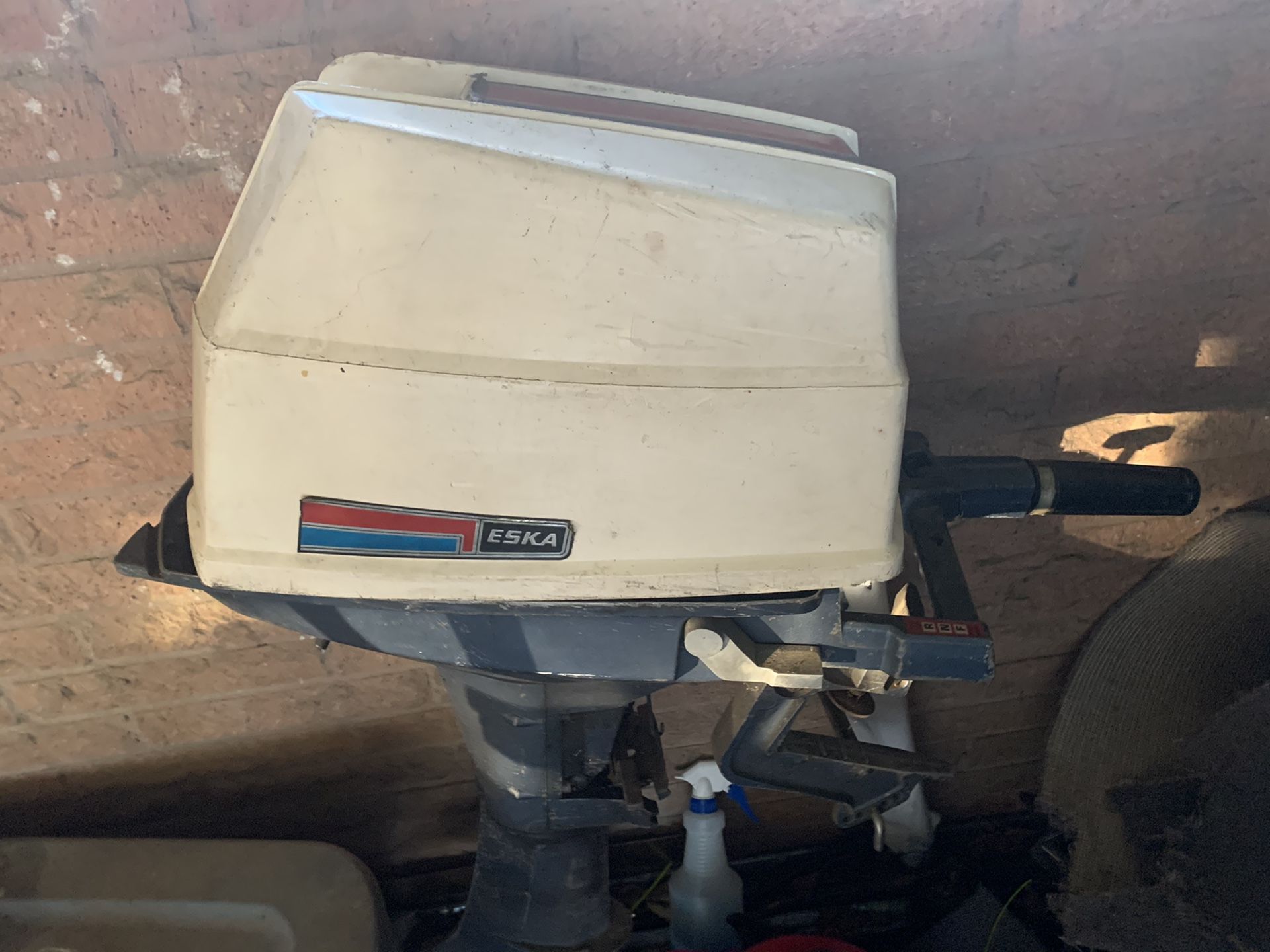 Photo ESKA 9.5 HP outboard motor. Has not been run for awhile but, pulls freely, not frozen. Looking for best offer