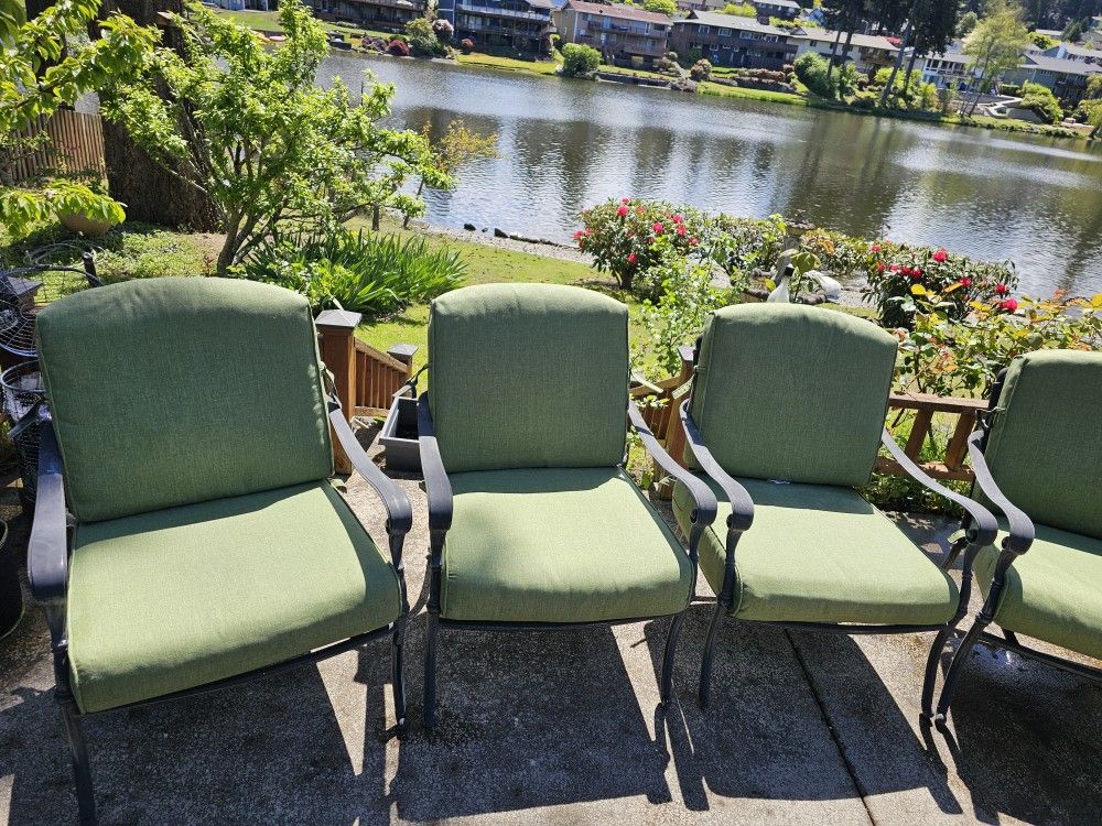 Patio/outdoor Furniture...4 Stackable Chairs, Fire Pit 🔥table And Cushions