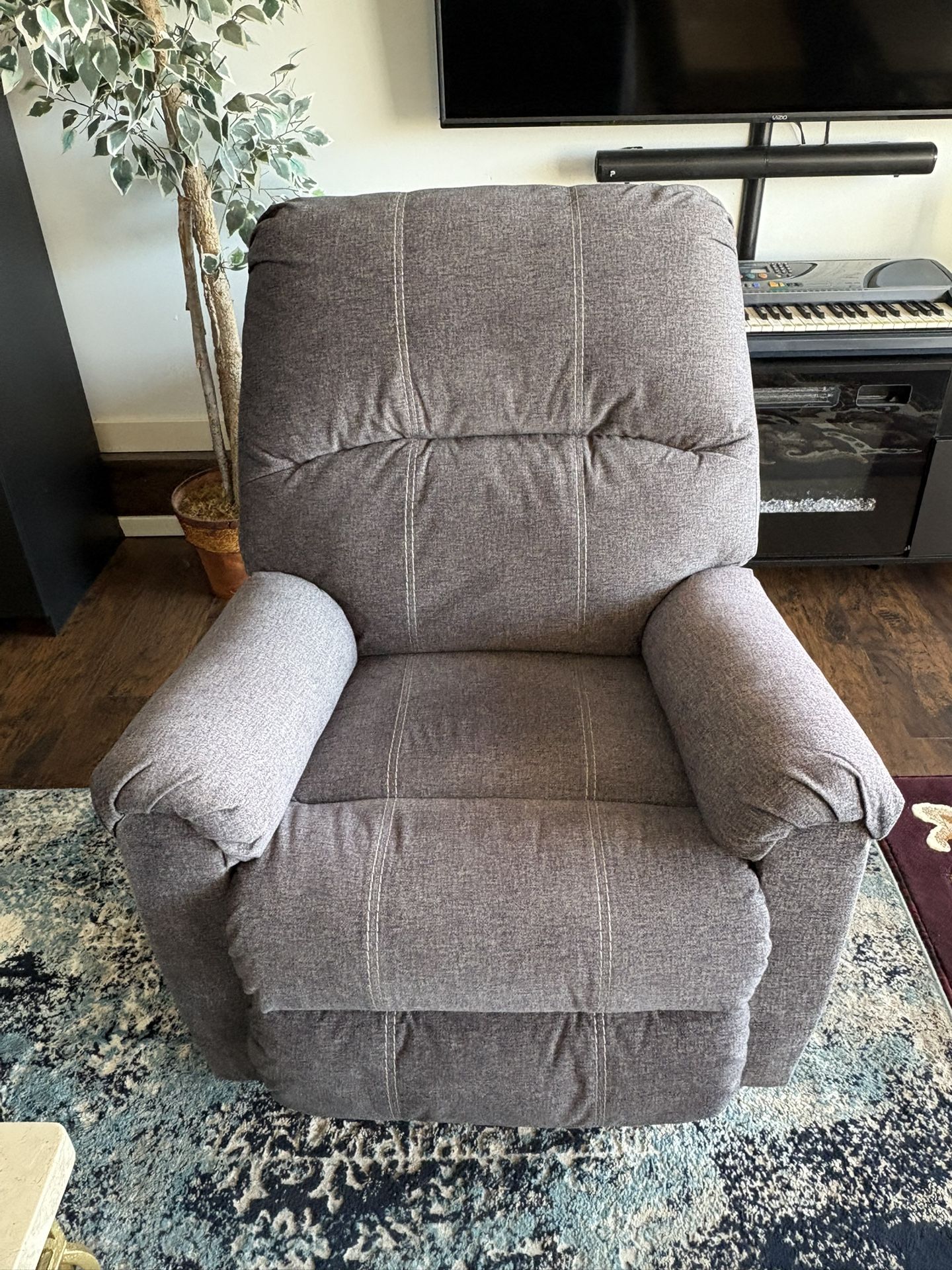 🔥 Recliner By Ashley’s Furniture 🔥