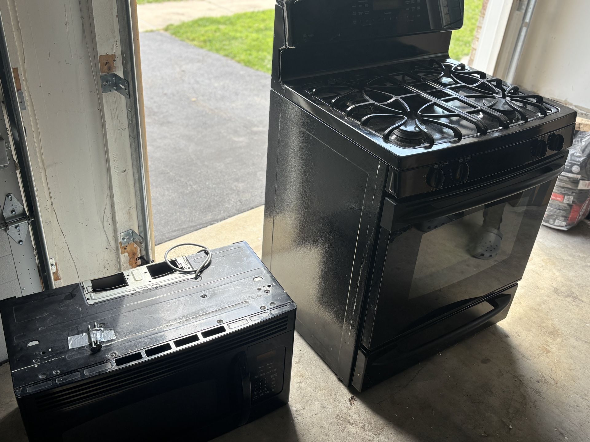 GE Microwave and Gas Stove