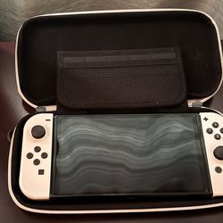 Nintendo Switch OLED Model w/White Joy-Con