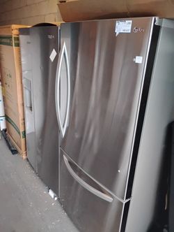 New stainless bottom freezer fridge, delivery available!!!
