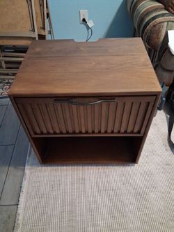 Henredon Powered Nightstand w/usb