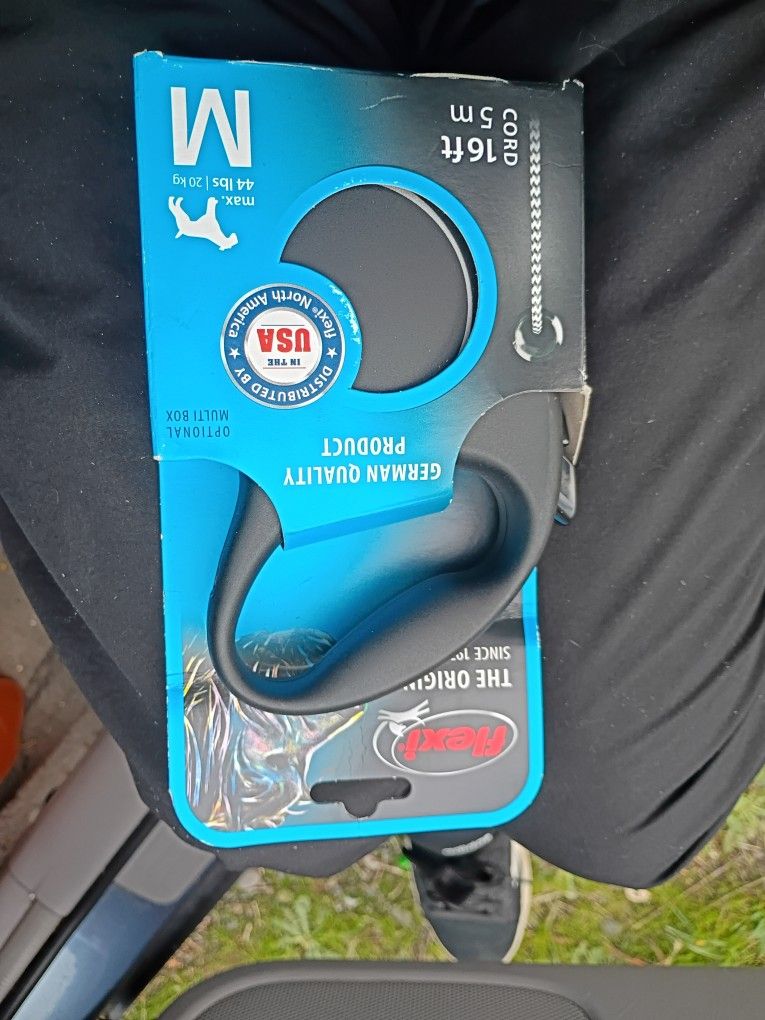 Brand New Retractable Med Dog Leash 