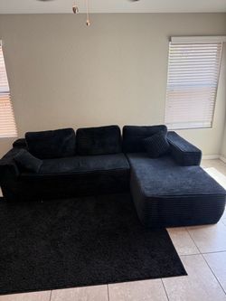 Beautiful Black Sectional Couch – Great Condition