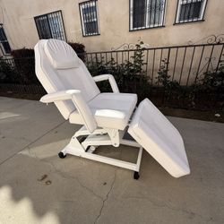 Cosmetic Or Tattoo Chair, Mint Condition With Remote And Hydraulics