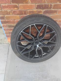 Tesla Y type tire and wheel