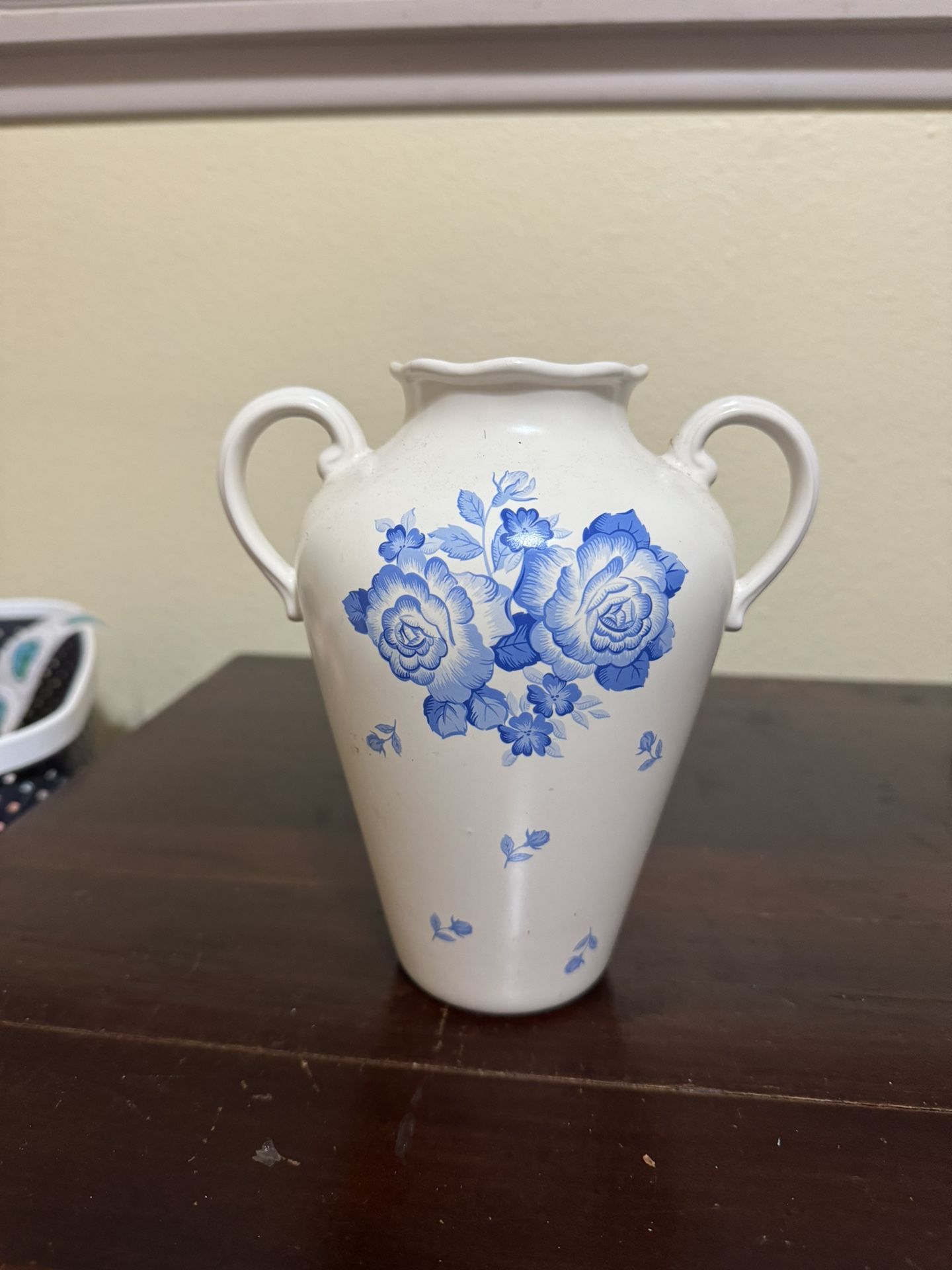 CROWNING TOUCH Cream Color Two Handle Vase Somerset Garden Blue Flower Japan