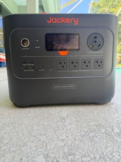 Jackery Explorer 3000 Pro Portable Power Station Solar Generator with 500W Solar Panels
